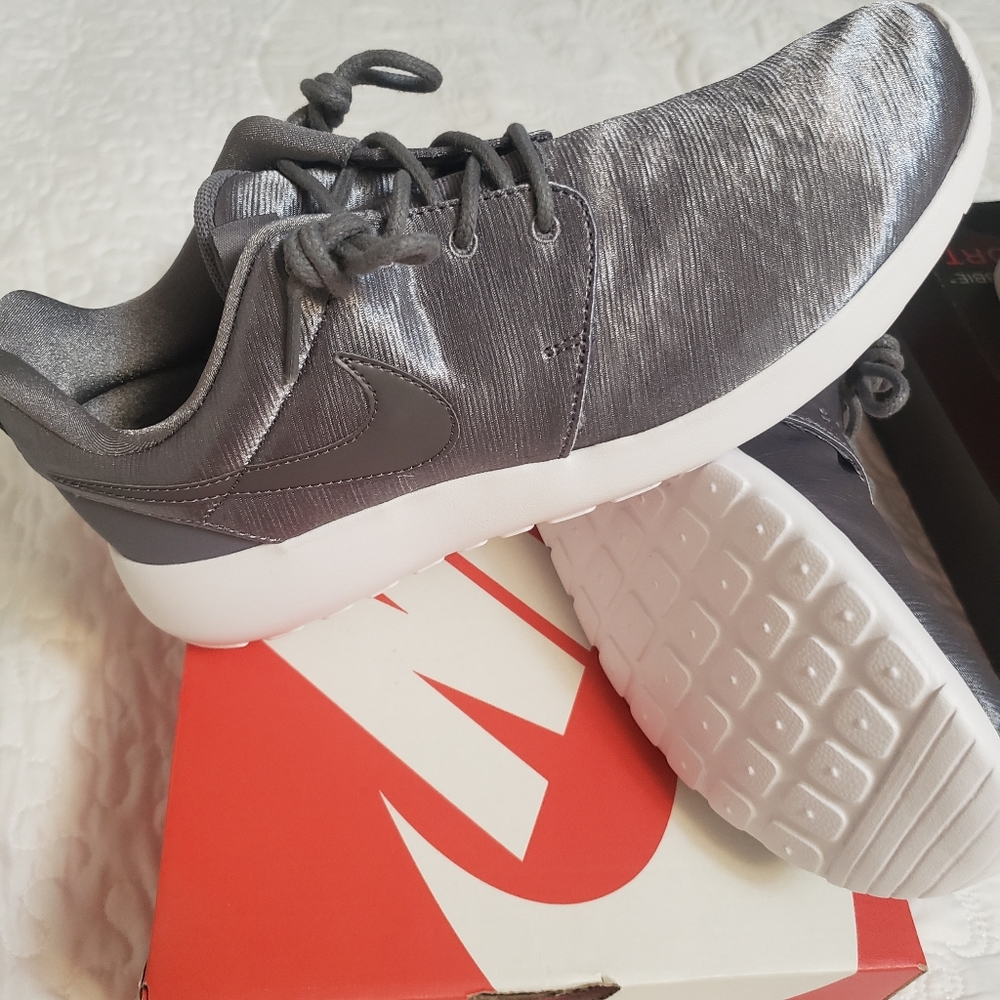 Nike Roshe One Premium Shoe NEW IN BOX- BRAND NEW